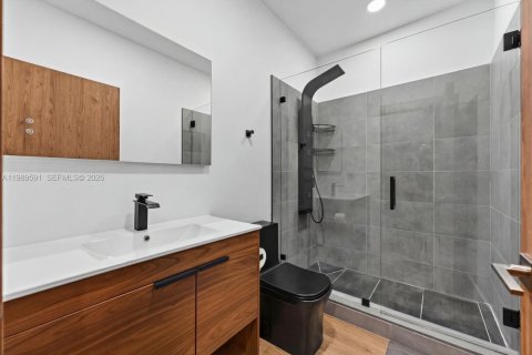 House in Miami, Florida 6 bedrooms, 240.34 sq.m. № 2062472 - photo 14