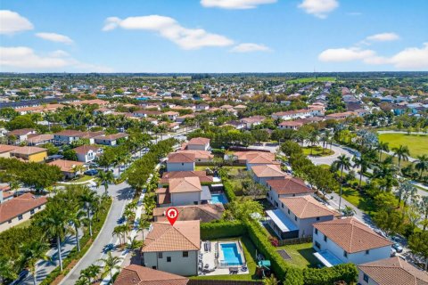 House in Miami, Florida 6 bedrooms, 240.34 sq.m. № 2062472 - photo 8