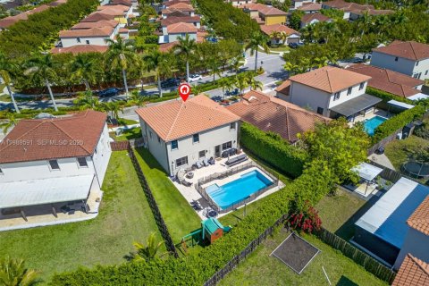 House in Miami, Florida 6 bedrooms, 240.34 sq.m. № 2062472 - photo 4