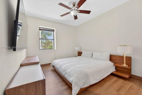 House in Miami, Florida 6 bedrooms, 240.34 sq.m. № 2062472 - photo 15