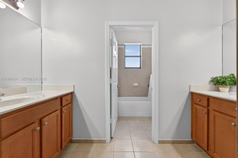 House in Miami, Florida 6 bedrooms, 240.34 sq.m. № 2062472 - photo 18