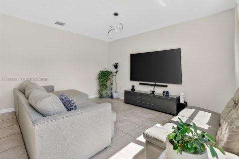 House in Miami, Florida 6 bedrooms, 240.34 sq.m. № 2062472 - photo 27