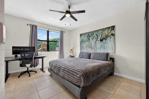 House in Miami, Florida 6 bedrooms, 240.34 sq.m. № 2062472 - photo 12