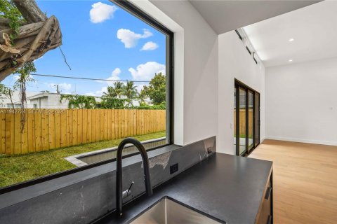 Casa en venta en Miami, Florida, 3 dormitorios, 186.55 m2 № 2002681 - foto 16