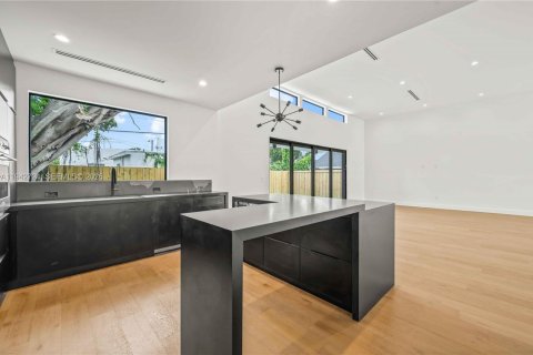 Casa en venta en Miami, Florida, 3 dormitorios, 186.55 m2 № 2002681 - foto 15