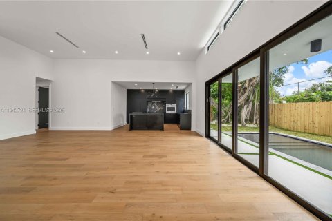 Casa en venta en Miami, Florida, 3 dormitorios, 186.55 m2 № 2002681 - foto 8