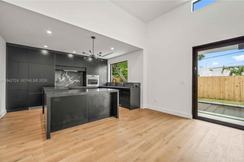 Casa en venta en Miami, Florida, 3 dormitorios, 186.55 m2 № 2002681 - foto 12