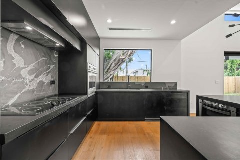 Casa en venta en Miami, Florida, 3 dormitorios, 186.55 m2 № 2002681 - foto 14