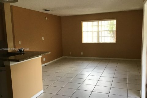 Condominio en alquiler en Coral Springs, Florida, 2 dormitorios, 77.57 m2 № 1944014 - foto 2