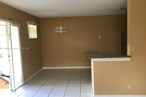 Condominio en alquiler en Coral Springs, Florida, 2 dormitorios, 77.57 m2 № 1944014 - foto 3