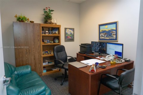 Propiedad comercial en venta en Miami, Florida № 1179350 - foto 15