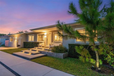 Villa ou maison à Biscayne Park, Floride 5 chambres, 361.2 m2 № 2316224