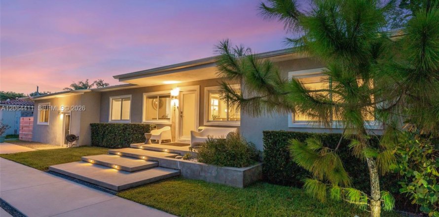 Villa ou maison à Biscayne Park, Floride 5 chambres, 361.2 m2 № 2316224