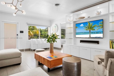 Villa ou maison à vendre à Biscayne Park, Floride: 5 chambres, 361.2 m2 № 2316224 - photo 10