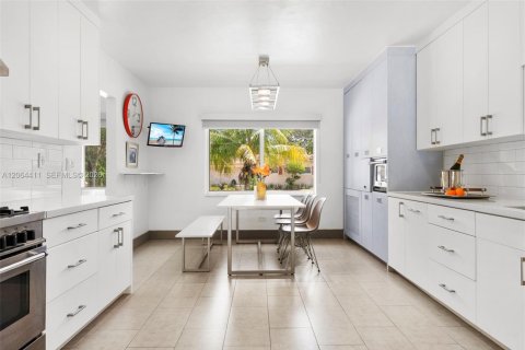 Villa ou maison à vendre à Biscayne Park, Floride: 5 chambres, 361.2 m2 № 2316224 - photo 14