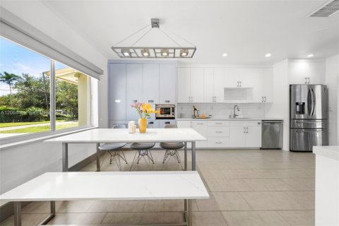 Villa ou maison à vendre à Biscayne Park, Floride: 5 chambres, 361.2 m2 № 2316224 - photo 12