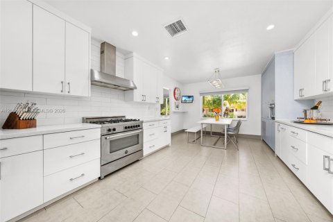 Villa ou maison à vendre à Biscayne Park, Floride: 5 chambres, 361.2 m2 № 2316224 - photo 11
