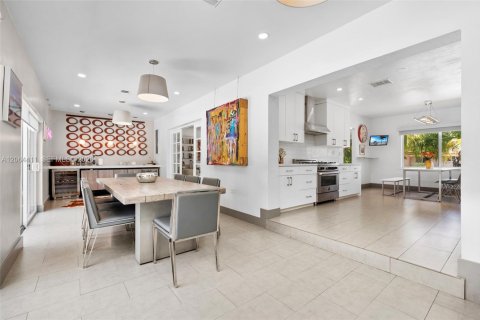 Villa ou maison à vendre à Biscayne Park, Floride: 5 chambres, 361.2 m2 № 2316224 - photo 17