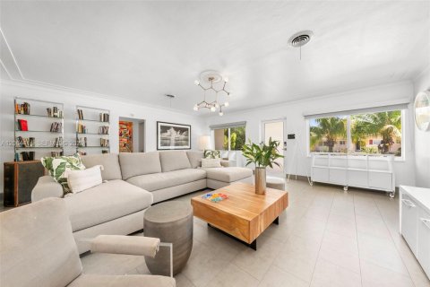 Villa ou maison à vendre à Biscayne Park, Floride: 5 chambres, 361.2 m2 № 2316224 - photo 7