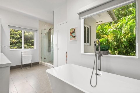 Villa ou maison à vendre à Biscayne Park, Floride: 5 chambres, 361.2 m2 № 2316224 - photo 30