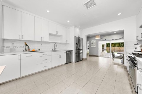 Villa ou maison à vendre à Biscayne Park, Floride: 5 chambres, 361.2 m2 № 2316224 - photo 13