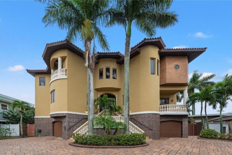 Casa en alquiler en Saint Petersburg, Florida, 5 dormitorios, 417.97 m2 № 1535034 - foto 1