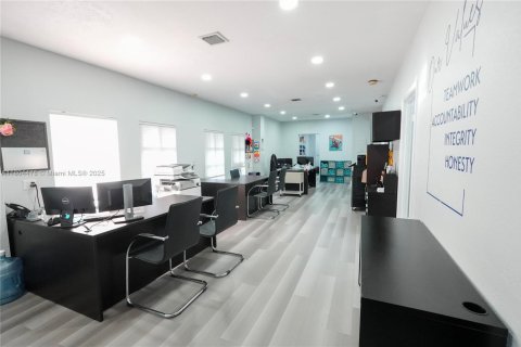 Propiedad comercial en venta en Pinecrest, Florida № 2061711 - foto 20