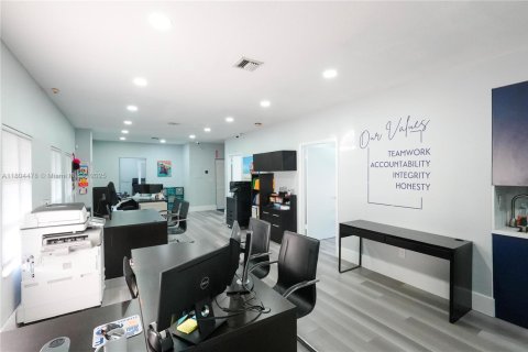 Propiedad comercial en venta en Pinecrest, Florida № 2061711 - foto 19