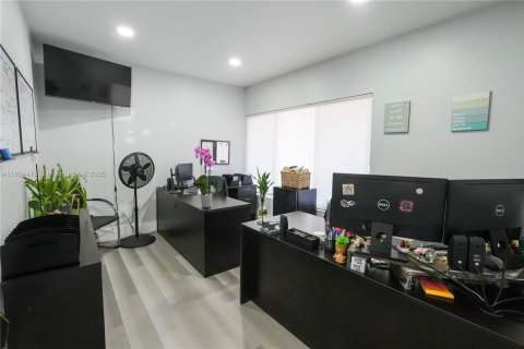 Propiedad comercial en venta en Pinecrest, Florida № 2061711 - foto 17