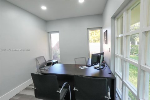 Propiedad comercial en venta en Pinecrest, Florida № 2061711 - foto 14