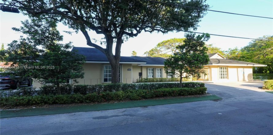 Propiedad comercial en Pinecrest, Florida № 2061711