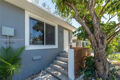 Propiedad comercial en venta en Miami, Florida, 216.56 m2 № 2008269 - foto 2