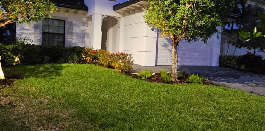 House in West Palm Beach, Florida 3 bedrooms, 237.37 sq.m. № 2246592