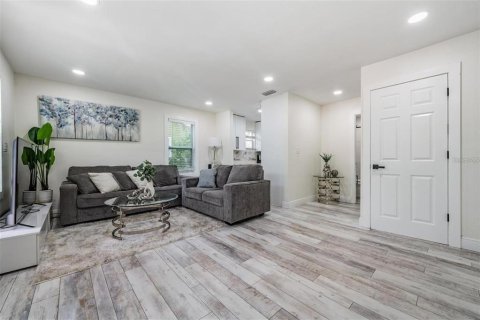 House in Tampa, Florida 3 bedrooms, 94.02 sq.m. № 1680559 - photo 4
