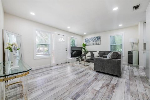 House in Tampa, Florida 3 bedrooms, 94.02 sq.m. № 1680559 - photo 5