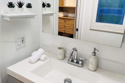Condo in Aventura, Florida, 2 bedrooms  № 1874325 - photo 9