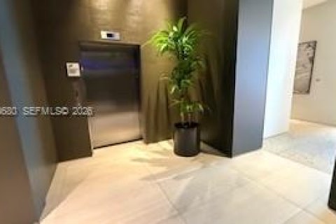 Condominio en alquiler en Miami, Florida, 3 dormitorios, 129.6 m2 № 2006980 - foto 14