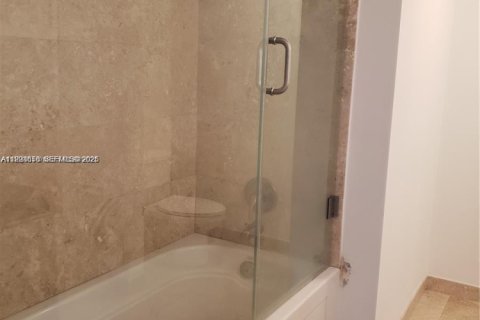 Condo in Miami, Florida, 2 bedrooms  № 2060650 - photo 9