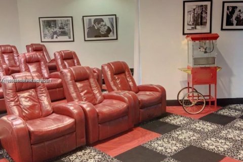 Condo in Miami, Florida, 2 bedrooms  № 2060650 - photo 17