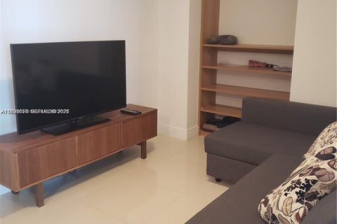 Condo in Miami, Florida, 2 bedrooms  № 2060650 - photo 7