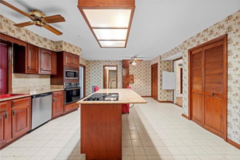 House in Brooksville, Florida 5 bedrooms, 405.43 sq.m. № 1800559 - photo 24
