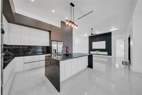 Villa ou maison à vendre à Cape Coral, Floride: 4 chambres, 224.45 m2 № 2025461 - photo 11