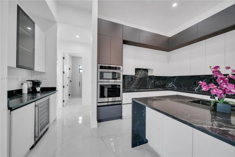 Villa ou maison à vendre à Cape Coral, Floride: 4 chambres, 224.45 m2 № 2025461 - photo 10