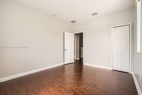 Townhouse in Miami, Florida 4 bedrooms, 184.41 sq.m. № 1665072 - photo 19