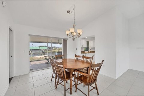 House in Port Charlotte, Florida 2 bedrooms, 140.65 sq.m. № 1593062 - photo 9