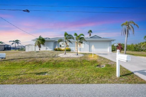 House in Port Charlotte, Florida 2 bedrooms, 140.65 sq.m. № 1593062 - photo 1