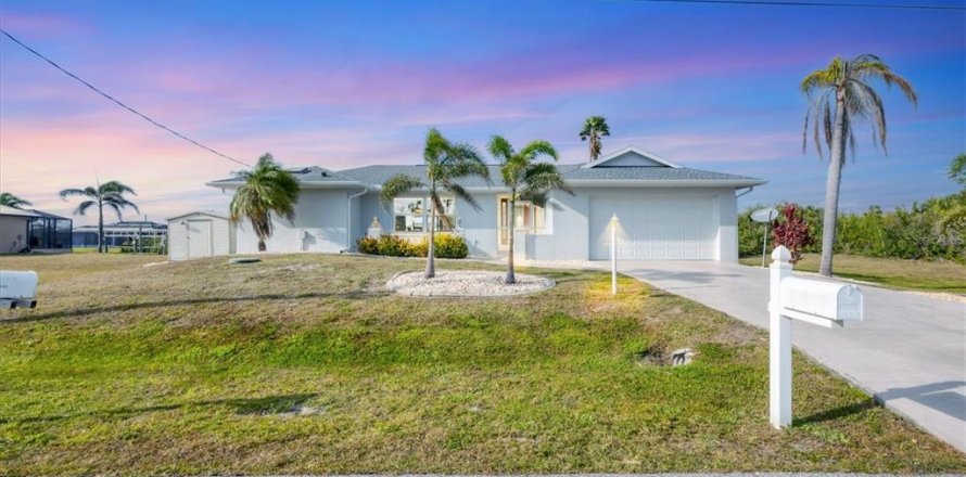 House in Port Charlotte, Florida 2 bedrooms, 140.65 sq.m. № 1593062