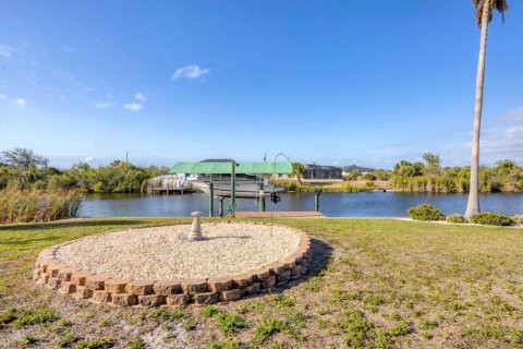 House in Port Charlotte, Florida 2 bedrooms, 140.65 sq.m. № 1593062 - photo 29