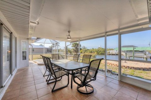 House in Port Charlotte, Florida 2 bedrooms, 140.65 sq.m. № 1593062 - photo 24