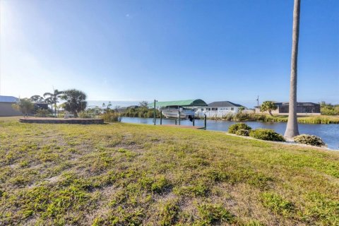 House in Port Charlotte, Florida 2 bedrooms, 140.65 sq.m. № 1593062 - photo 26